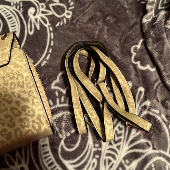 Jen &Co Gold leopard wallet/ crossbody - Picture 5 of 6